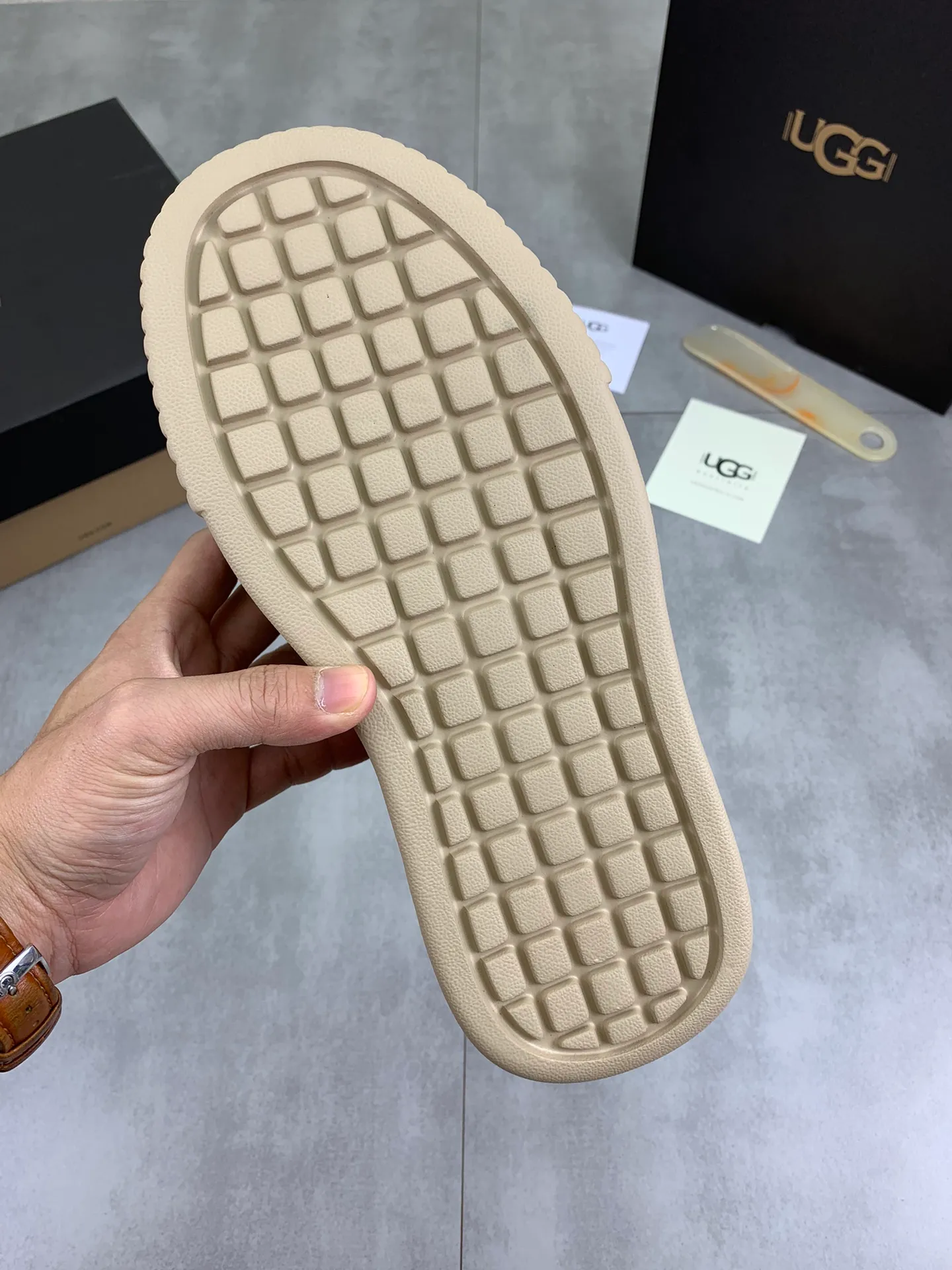 Men's shoes 💰P640 [New style] 💰 🆘 "Real wool" [UGG] 👉The popular men's shoes are synchronized with the official website 🔰The quality of the genuine products [satisfied] is not comparable to the imitations in the general market 🌀The upper is imported Italian frosted cowhide, and the lining is: foot pad 🅰️ grade 🐑Real wool👻Only Grade A can show the effect The hand feels smooth and delicate 🔱The shoe shape is grand, only genuine manufacturers can do it 🎄The perfect toughness of the original outsole 👻⬛️ allows customers to say goodbye to one-time consumption. Real wool lining, super warm. Available in black, brown and gray. Size: 39-44
